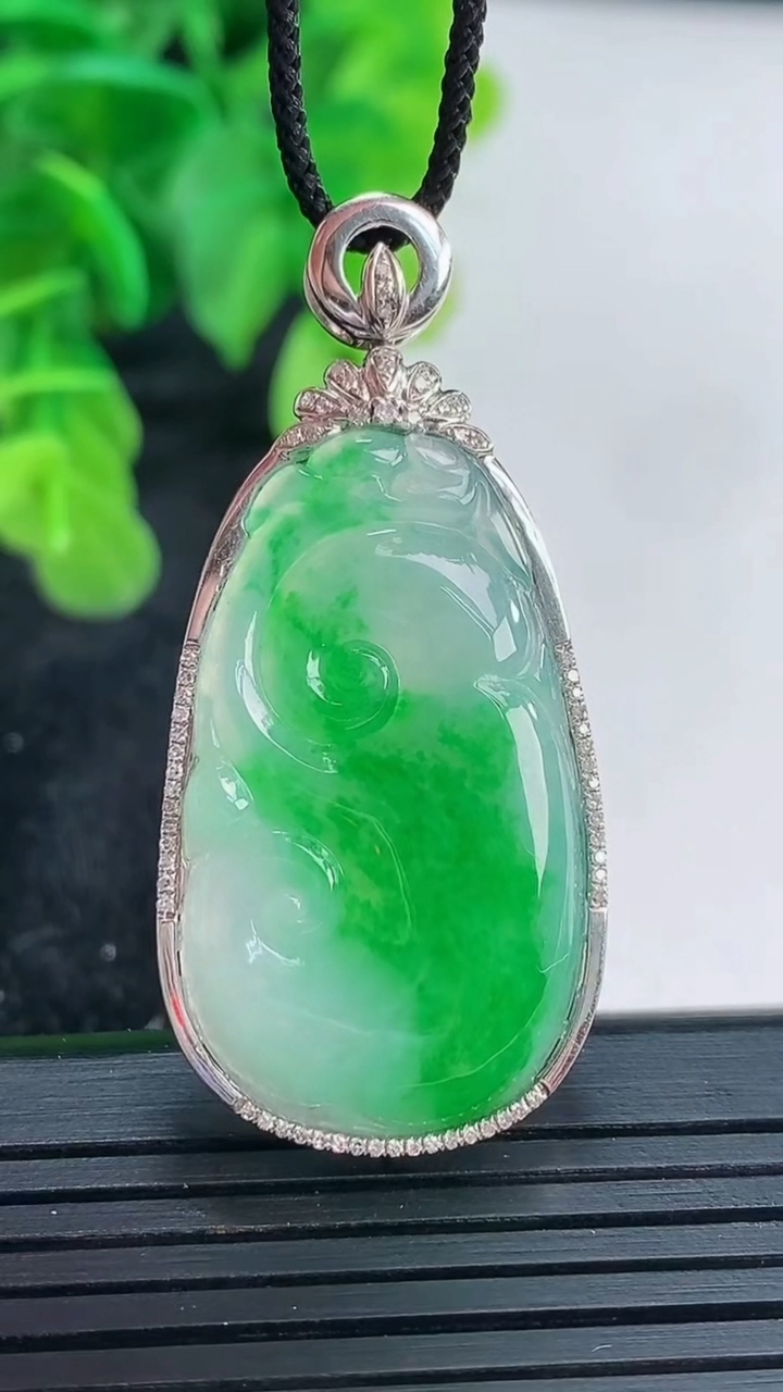 天然A货翡翠如意吊坠尺寸44.8-20.6-5.9裸石31.9-18重量:7.05g
4月16日