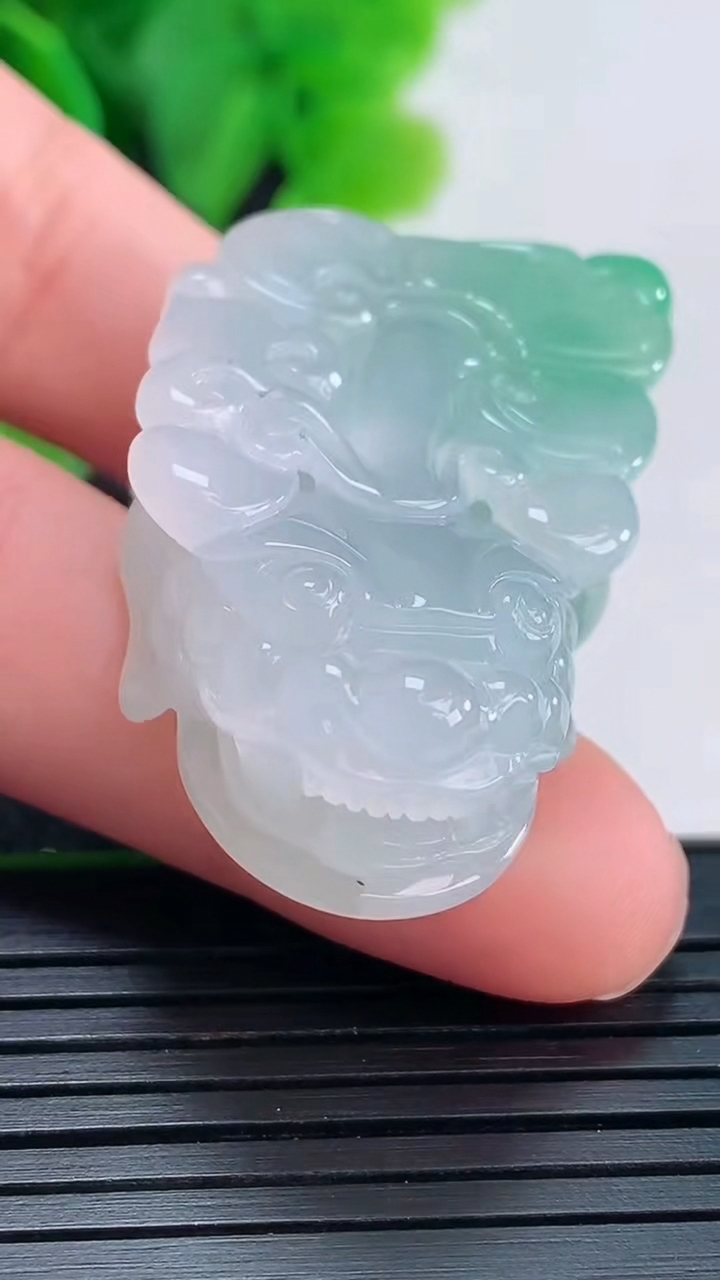 天然A货翡翠貔貅吊坠尺寸41-23.9-11.6重量:26.53g
4月16日