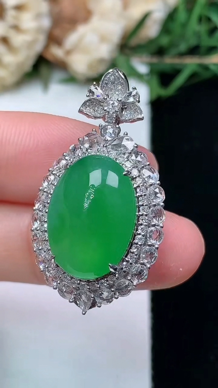 天然A货翡翠蛋面吊坠，尺寸33.3-18.3-13.6，裸石16-11.6，重量:7.98g
4月16日