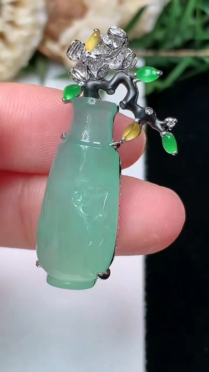 天然A货翡翠花瓶吊坠，尺寸27-11.6-8.4，重量:5.55g
4月16日