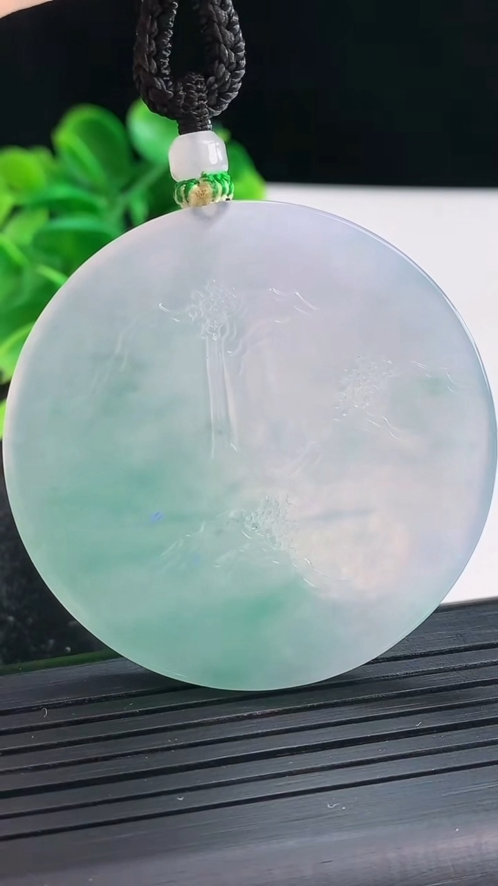 天然A货翡翠冰种飘花山水牌吊坠尺寸49.9-4.3重量:36.69g
4月16日