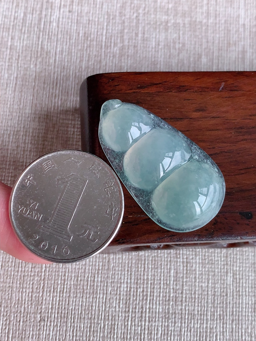 天然A货翡翠晴水四季豆福豆平安豆吊坠 
尺寸35.2-19.5-6.5mm 重量6.50g 0415