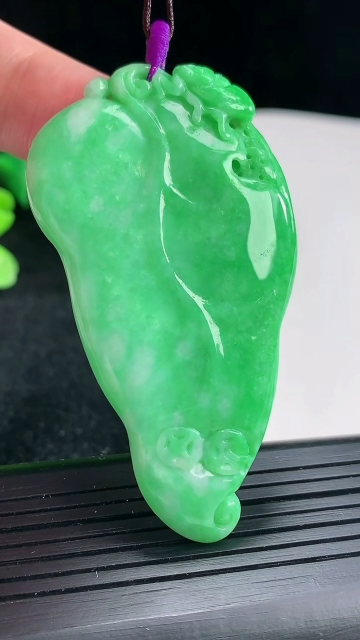 天然A货翡翠金枝玉叶 叶子吊坠尺寸58.5-35.5-5.5重量:23.13g
4月16日