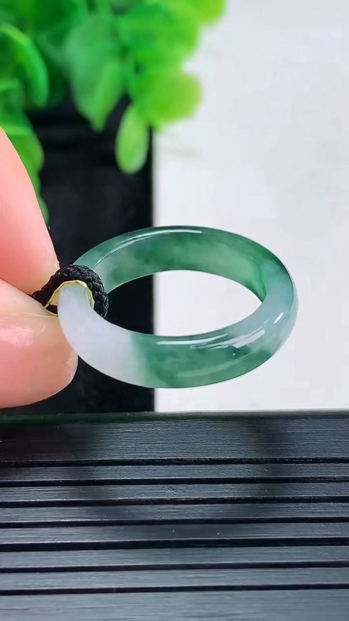 天然A货翡翠飘花指环戒指尺寸18.7-5-2.9重量:3.16g2026年4月16日
工厂直销收藏佳品,种好水足，色泽均匀，有种有色，上手高大气！