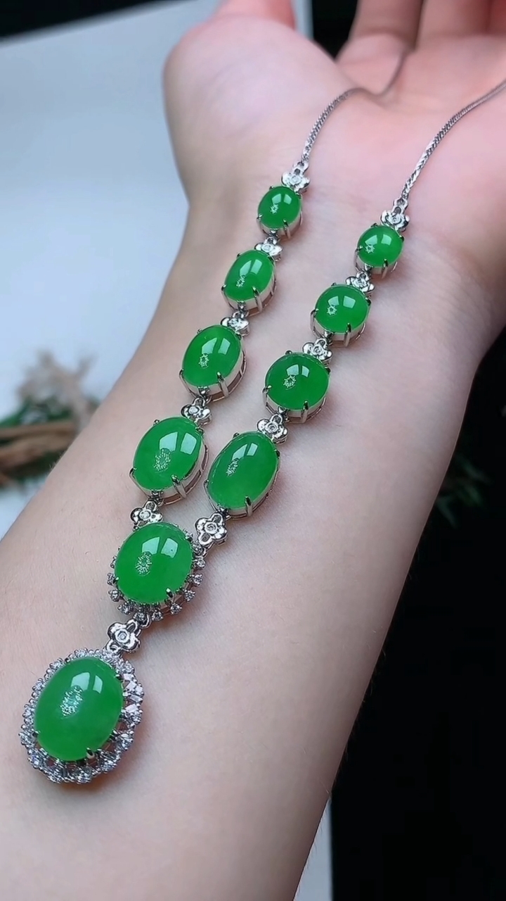 天然A货翡翠蛋面项链，尺寸10.8-8.5，重量:12.00g4月16日
工厂直销收藏佳品,种好水足，色泽均匀，有种有色，上手高大气！