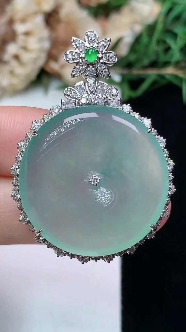 天然A货翡翠平安扣吊坠，尺寸40.7-29.3-8.8，裸石25.6，重量:10.45g
4月16日