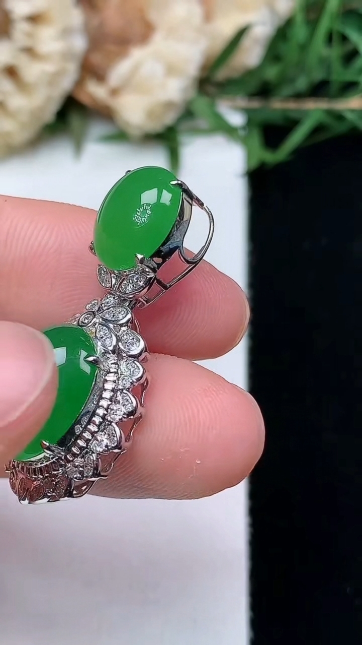 天然A货翡翠蛋面吊坠，尺寸30.8-14.5-9.3
4月16日