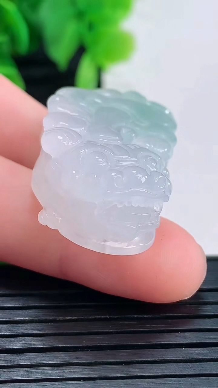 天然A货翡翠貔貅吊坠尺寸38.2-19.6-11.7重量:22.08g
4月16日