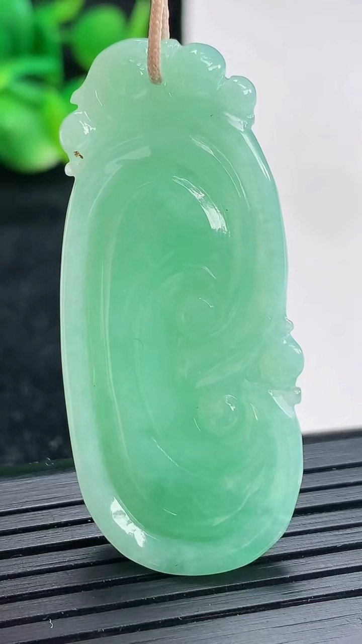 天然A货翡翠如意吊坠尺寸49-21-5重量:10.91g
4月16日