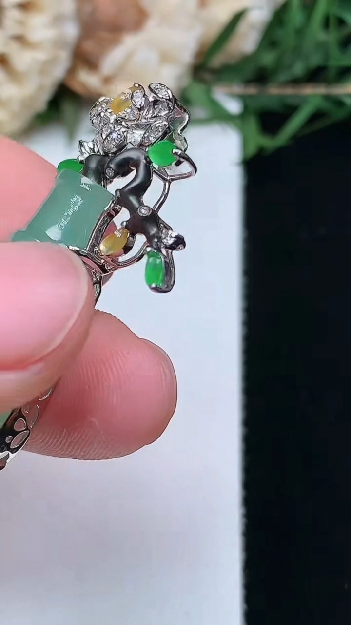 天然A货翡翠花瓶吊坠，尺寸27-11.6-8.4，重量:5.55g
4月16日