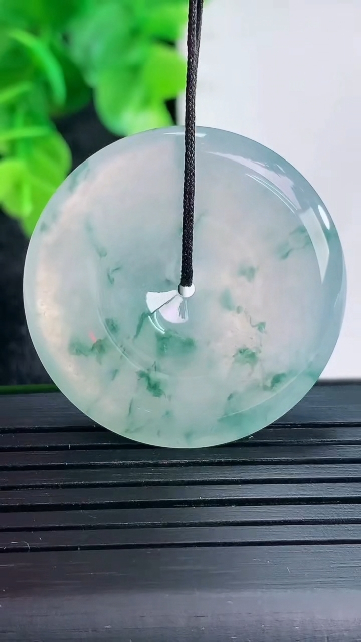 天然A货翡翠种飘花平安扣吊坠尺寸33.2-5.6重量:13.95g
4月16日