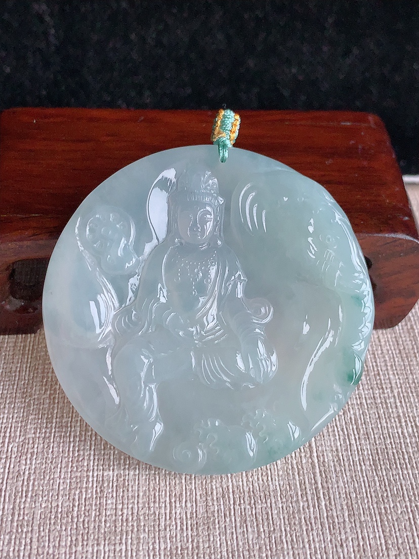 天然A货翡翠飘花普贤菩萨吊坠 
尺寸55.2-5.8mm 重量38.86g 0415