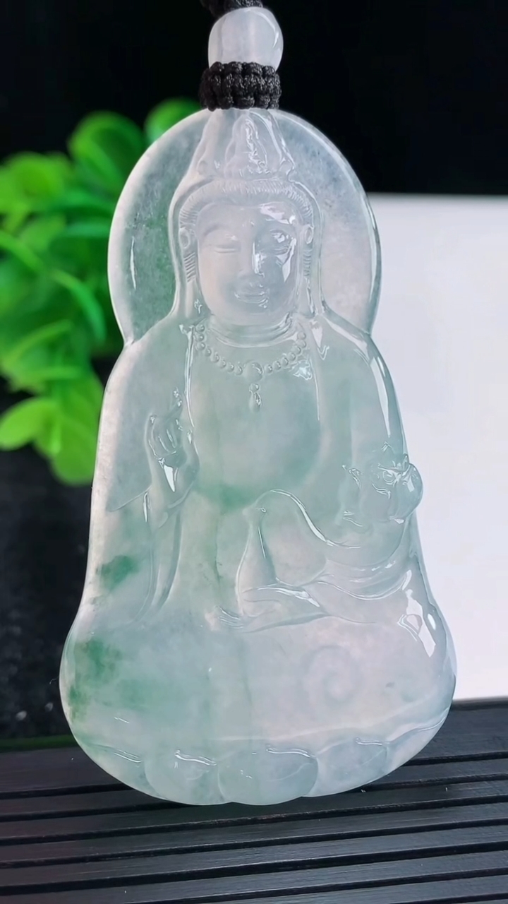 天然A货翡翠种飘花大势至菩萨吊坠尺寸65.1-37.9-5.2重量:28.87g
4月16日