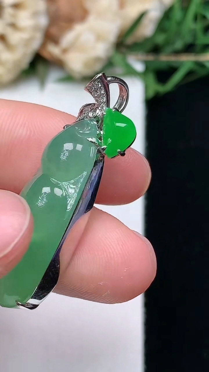 天然A货翡翠福豆吊坠，尺寸27-11-7.9，重量:4.63g
4月16日