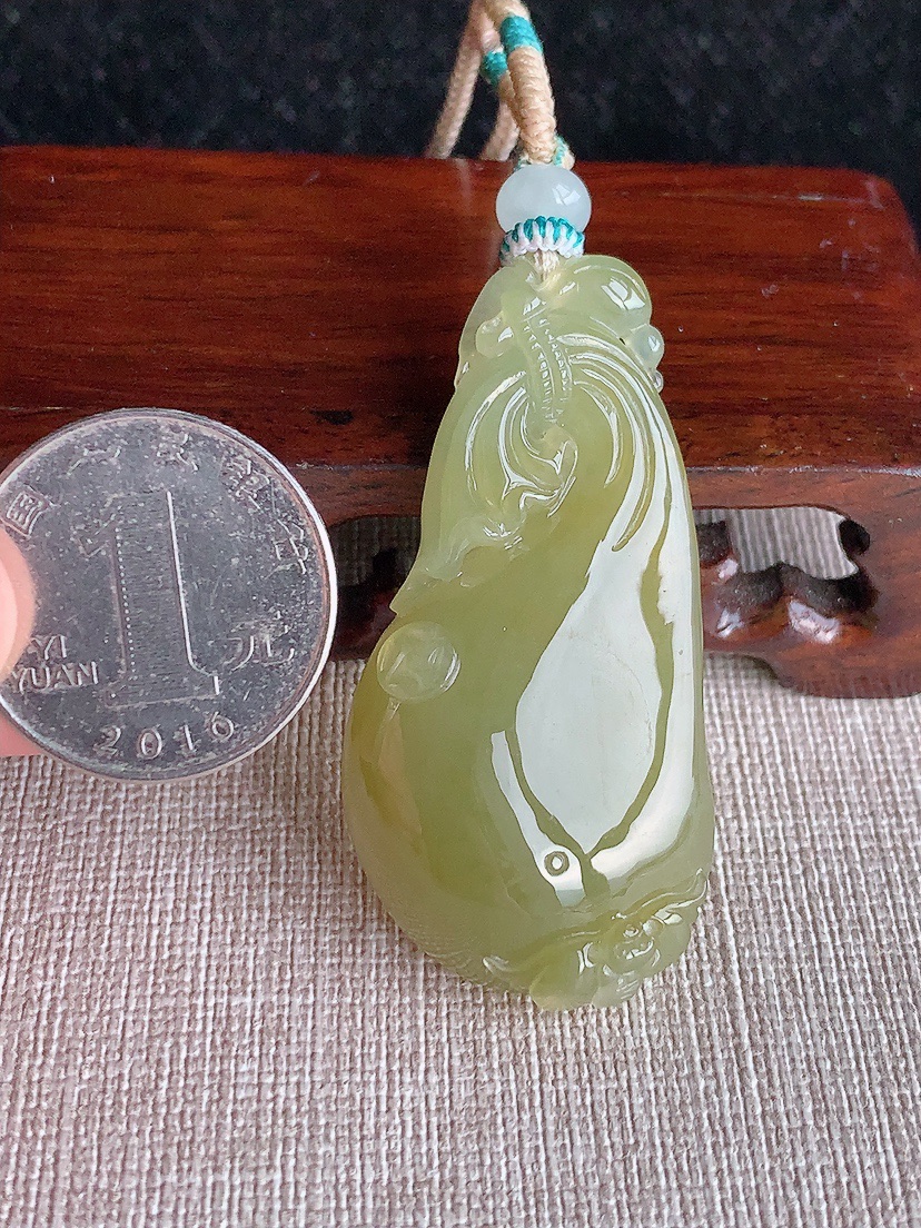 天然A货翡翠黄翡福袋代代有钱吊坠 
尺寸51.2-25.8-9.2mm 重量21.00g 0415