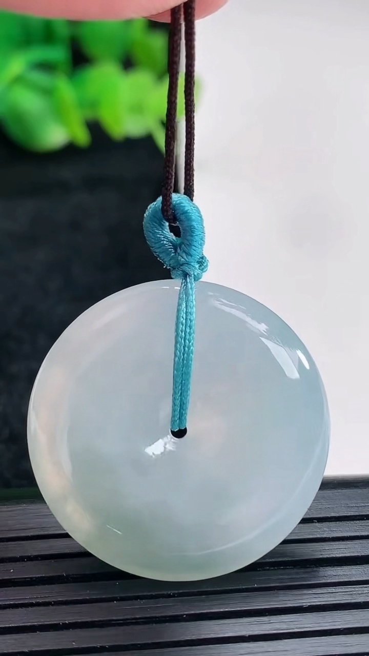 天然A货翡翠飘花平安扣吊坠尺寸28-5.6重量:10.07g
4月16日