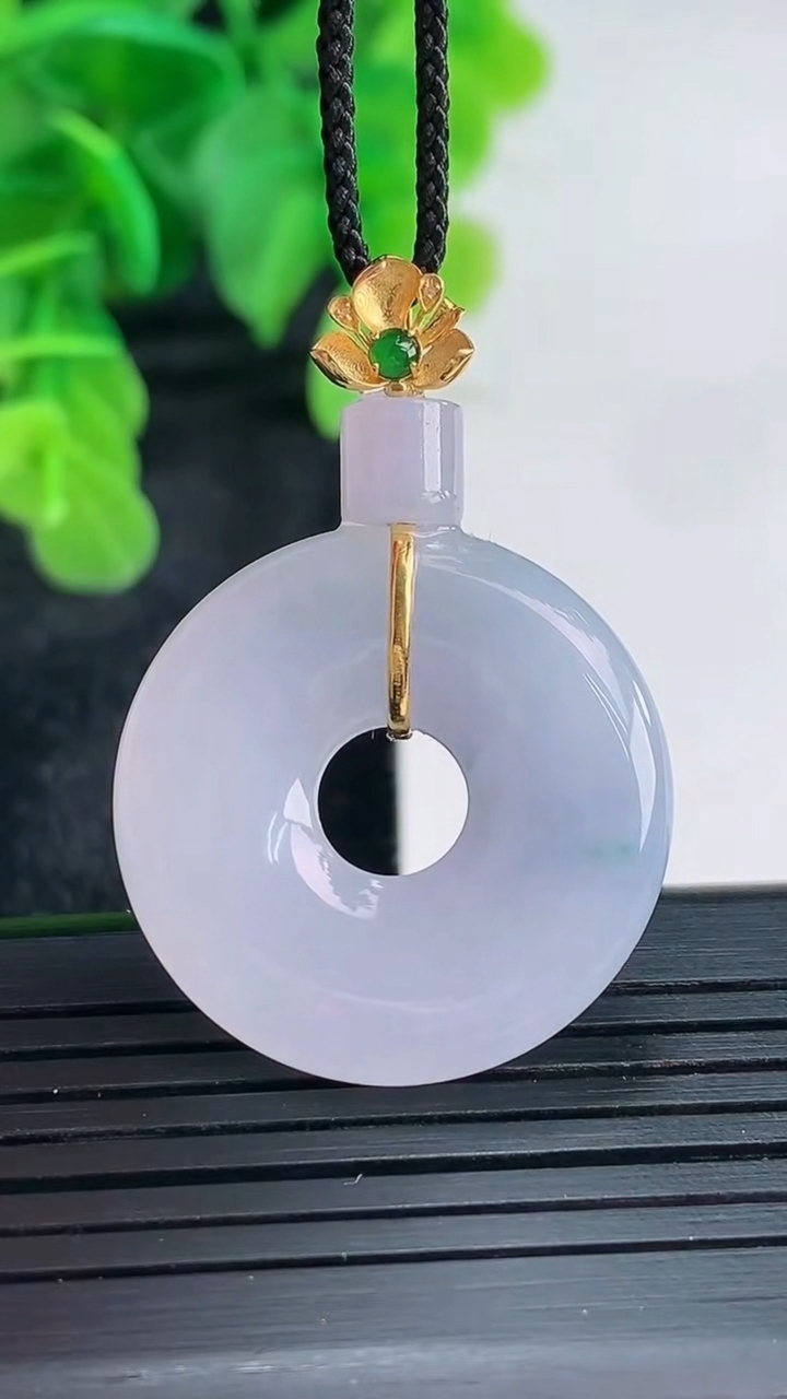 天然A货翡翠18K金紫罗兰飘花平安环吊坠尺寸38.4-25.9-5.3重量:8.10g
4月16日