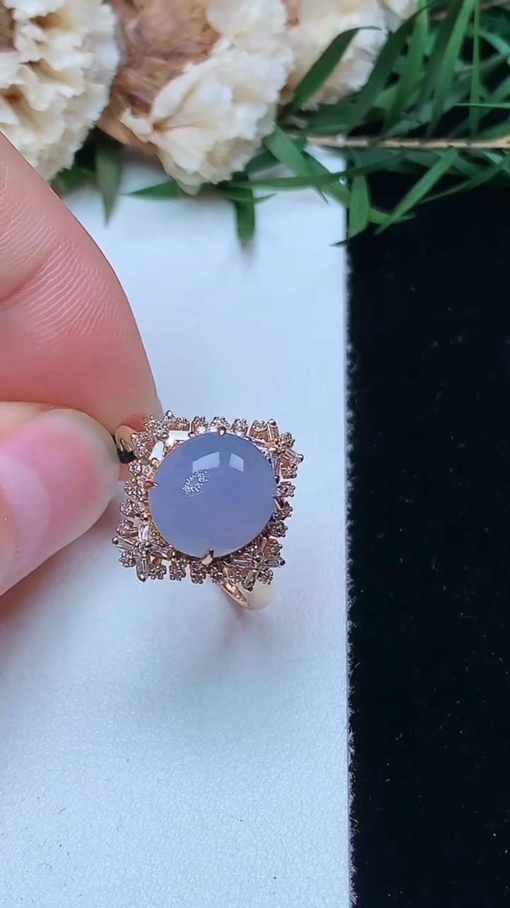 天然A货翡翠k金紫罗兰蛋面戒指，尺寸17-9.7-8.9，重量:3.79g2026年4月16日
工厂直销收藏佳品,种好水足，色泽均匀，有种有色，上手高大气！