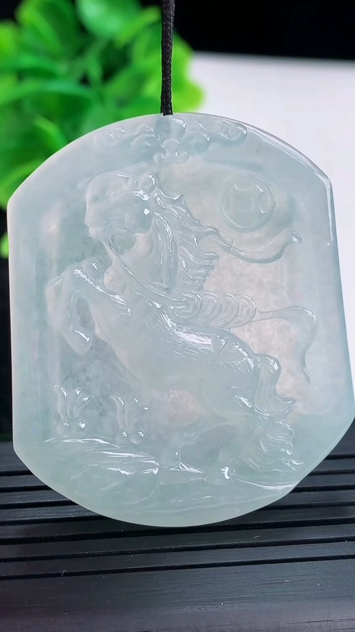 天然A货翡翠生肖马吊坠尺寸48.2-40.9-5.2重量:23.88g
4月16日