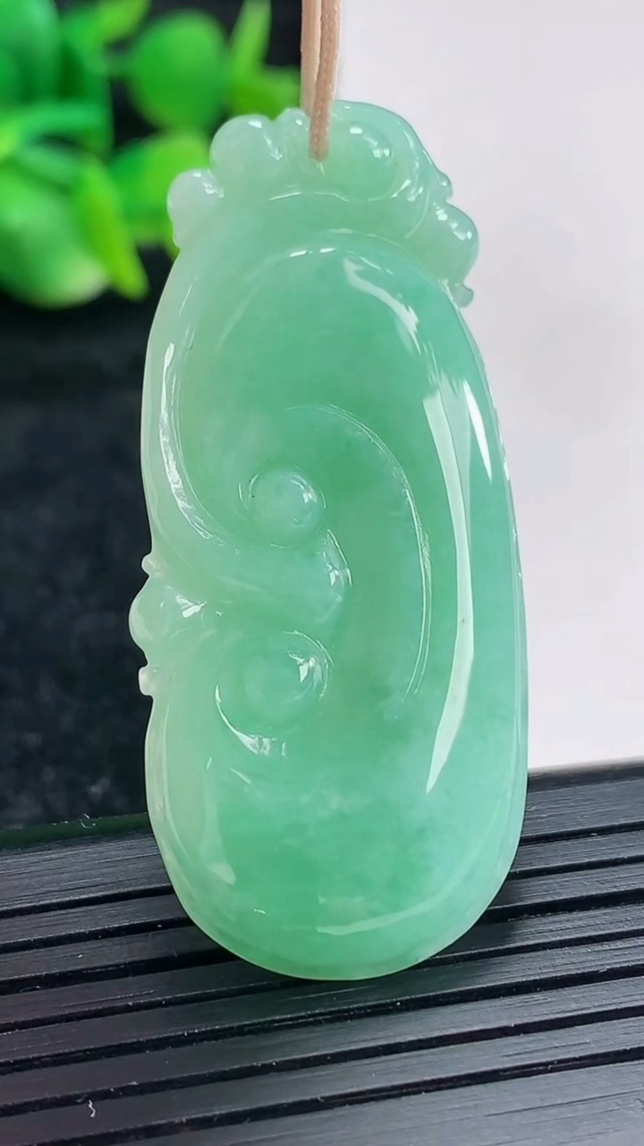 天然A货翡翠如意吊坠尺寸49-21-5重量:10.91g
4月16日