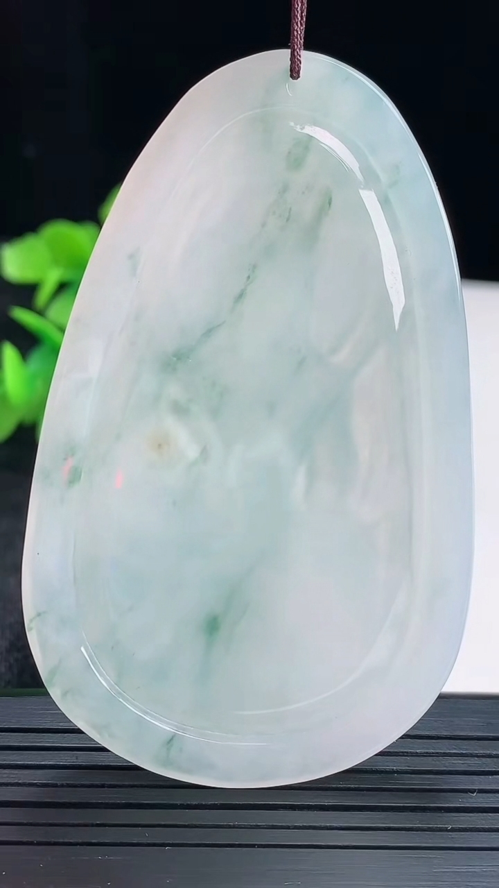 天然A货翡翠飘花观音菩萨吊坠尺寸72.4-44.4-5.5重量:34.69g
4月16日