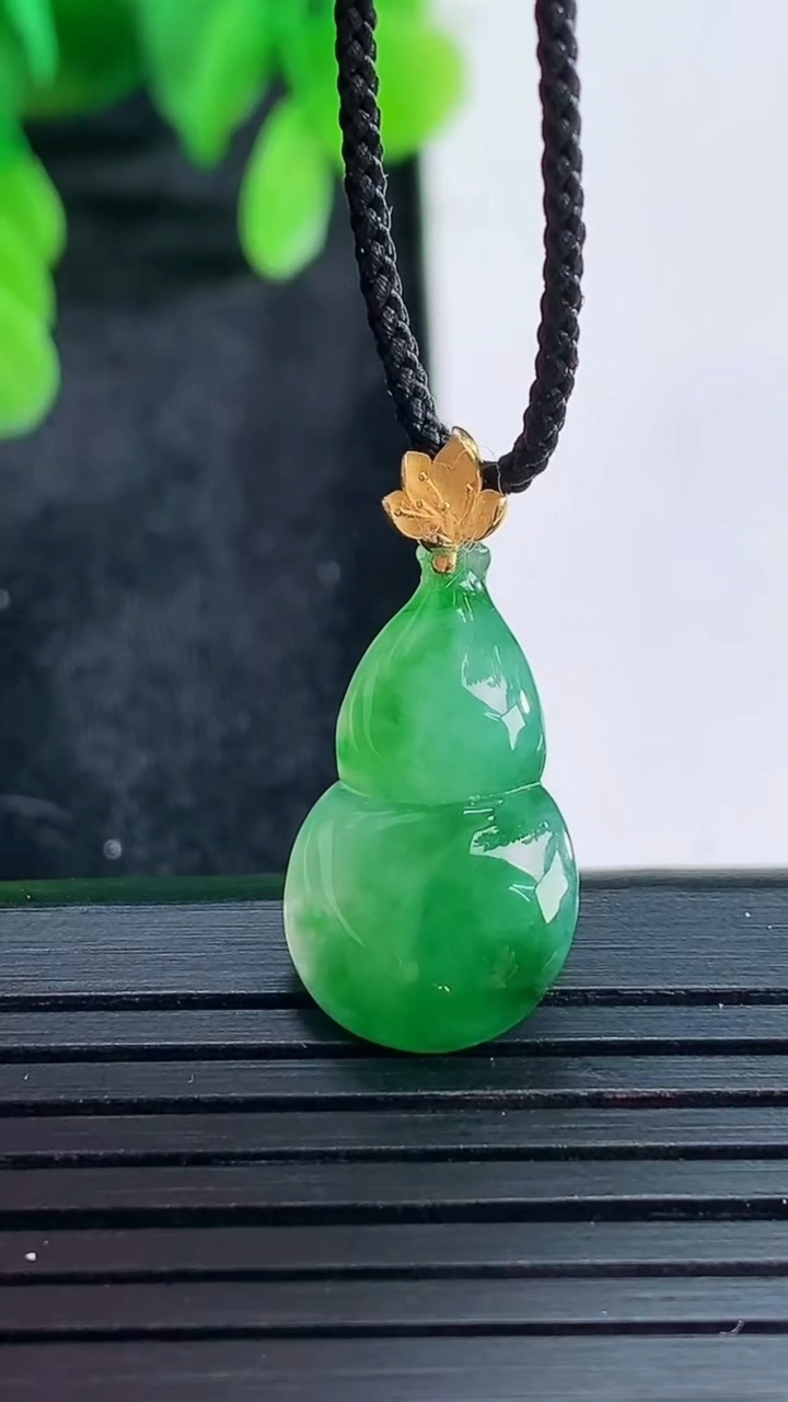 天然A货翡翠葫芦吊坠尺寸24.1-12.2-4.1重量:1.65g
4月16日