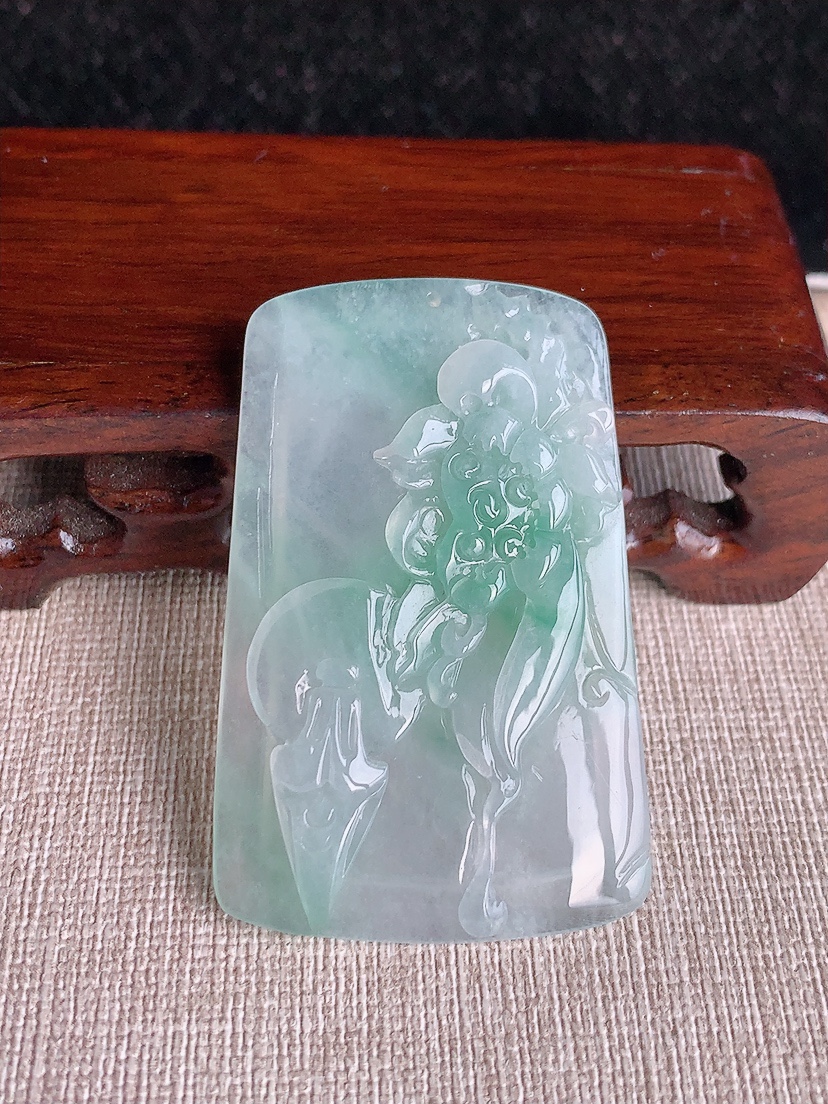 天然A货翡翠飘绿荷花和和美美吊坠 
尺寸52.8-34.3-5.2mm 重量19.70g 0415