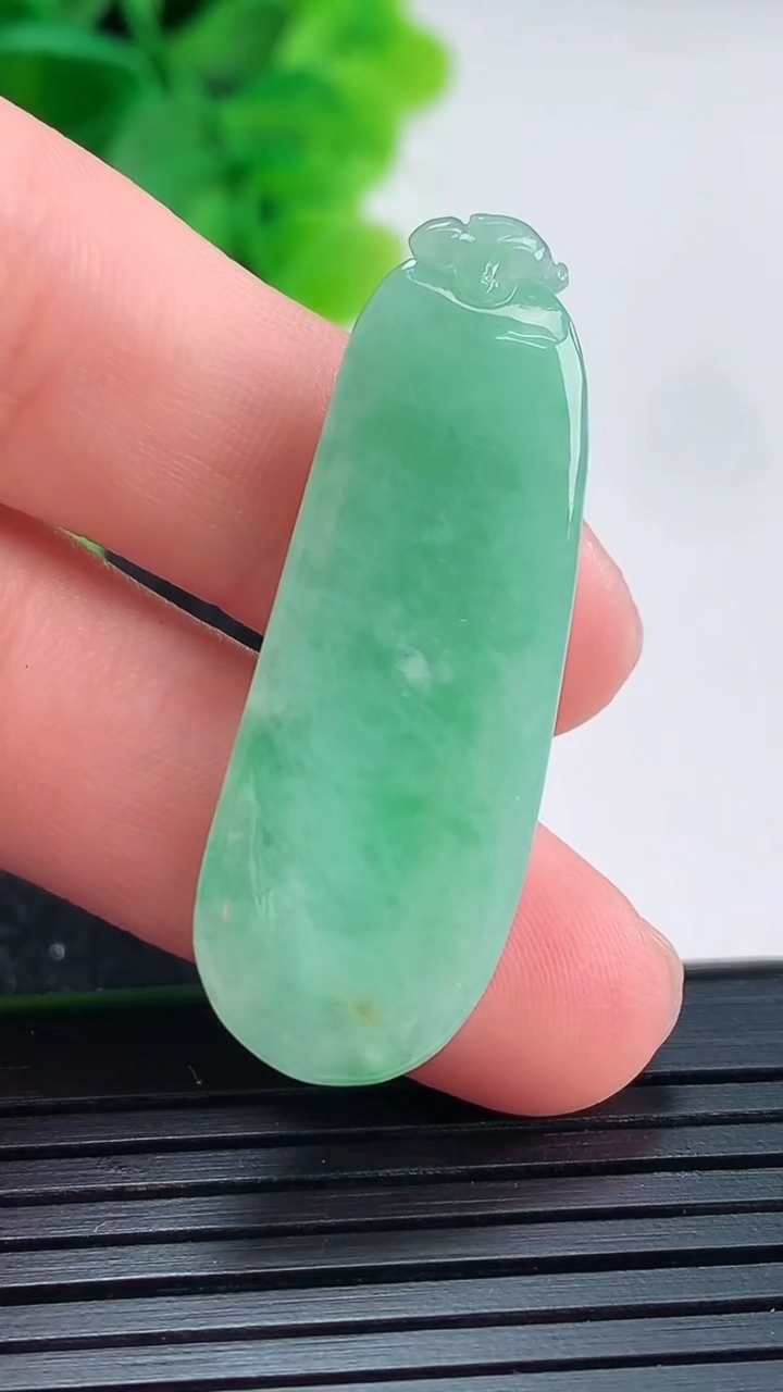 天然A货翡翠福瓜吊坠尺寸38.3-13.4-6.7重量:6.92g
4月16日