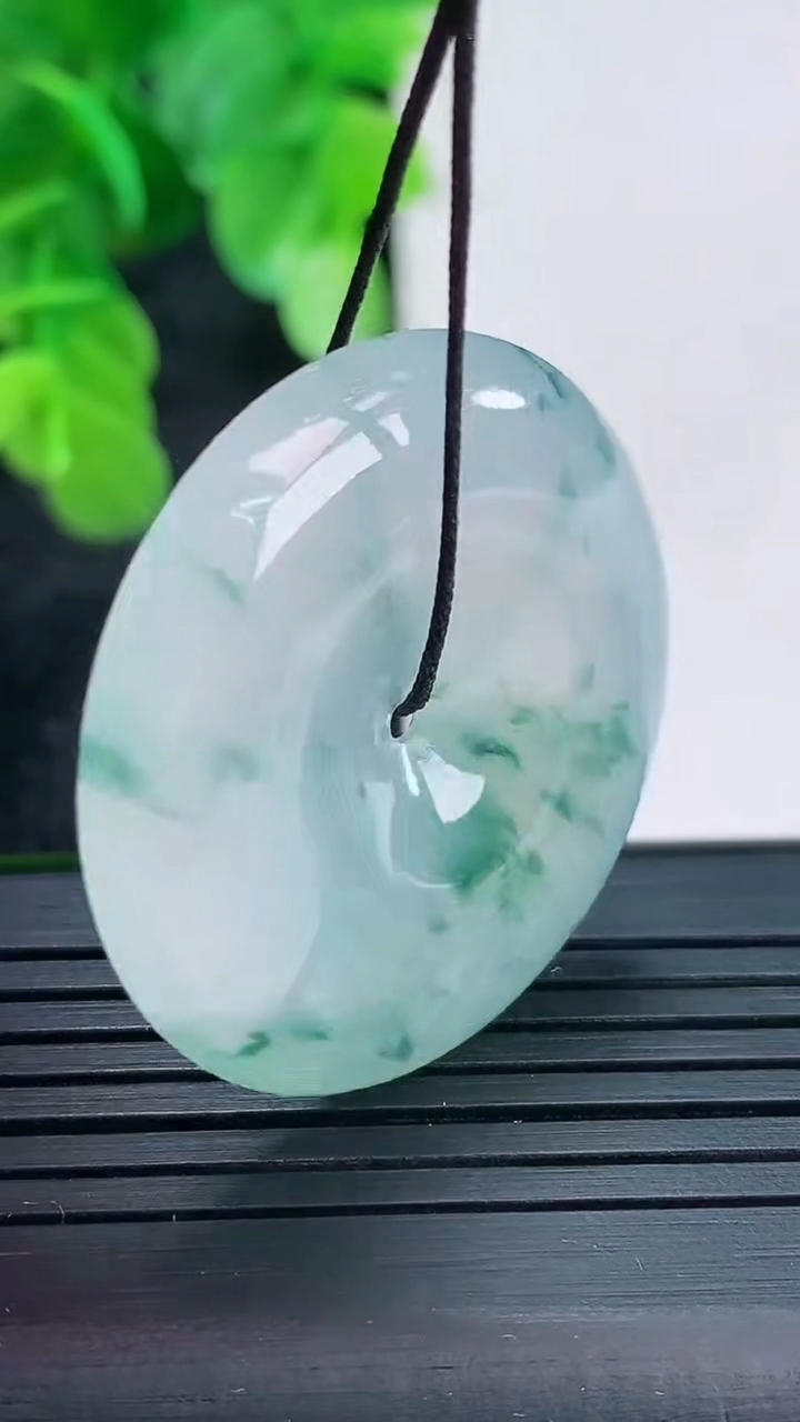 天然A货翡翠种飘花平安扣吊坠尺寸33.2-5.6重量:13.95g
4月16日