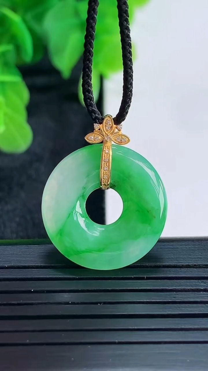 天然A货翡翠平安环吊坠尺寸25.1-20.4-3.7重量:3.28g
4月16日