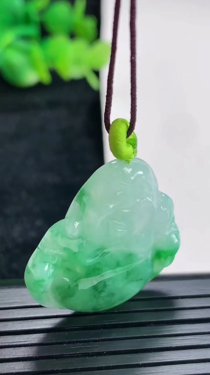 天然A货翡翠佛公吊坠尺寸29.5-28-6重量:8.21g
4月16日