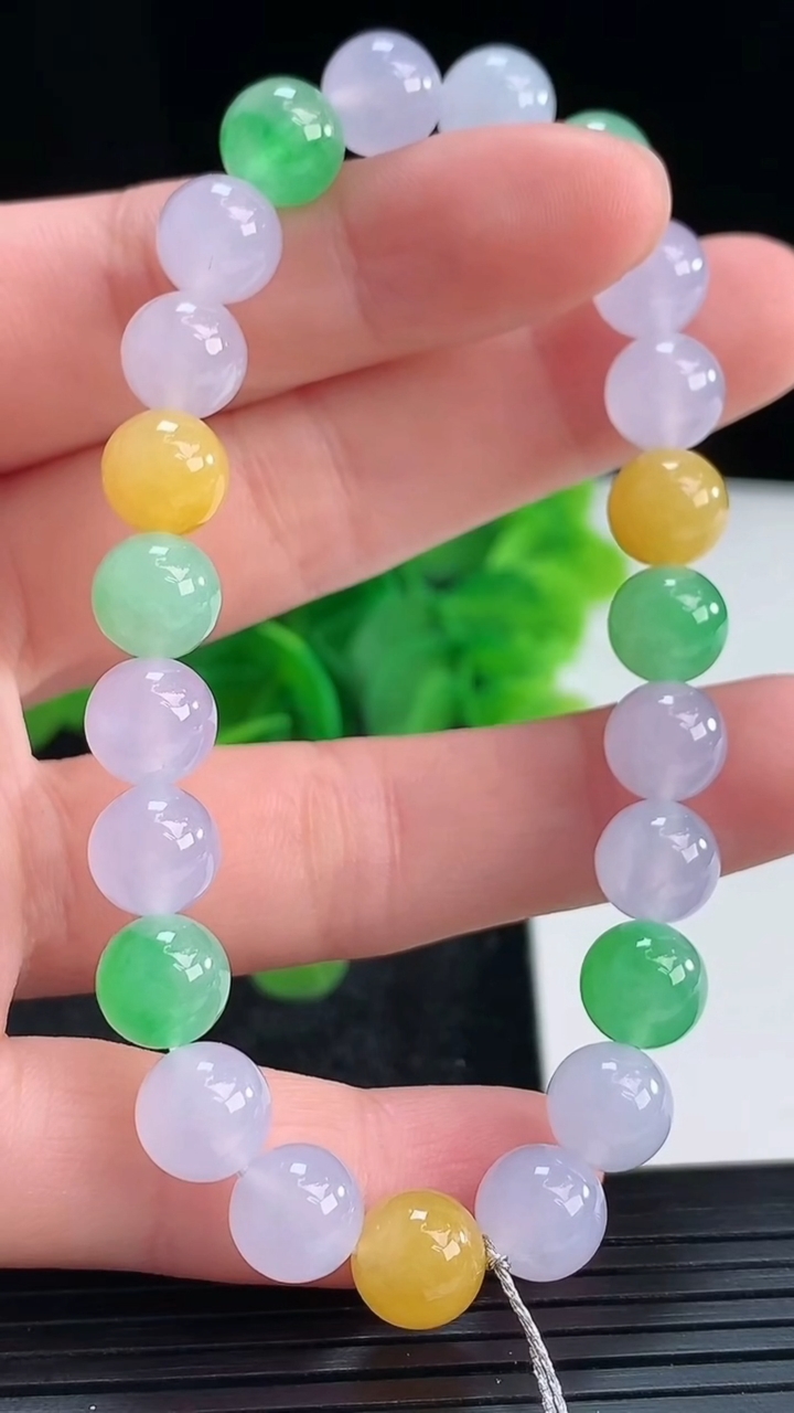天然A货翡翠三彩圆珠手串尺寸7.8-23颗重量:20.39g4月16日
工厂直销收藏佳品,种好水足，