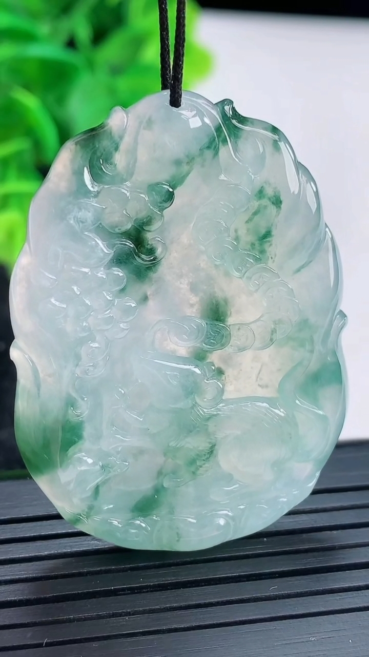 天然A货翡翠飘花生肖鼠吊坠尺寸46.6-34-5.4重量:17.63g
4月16日