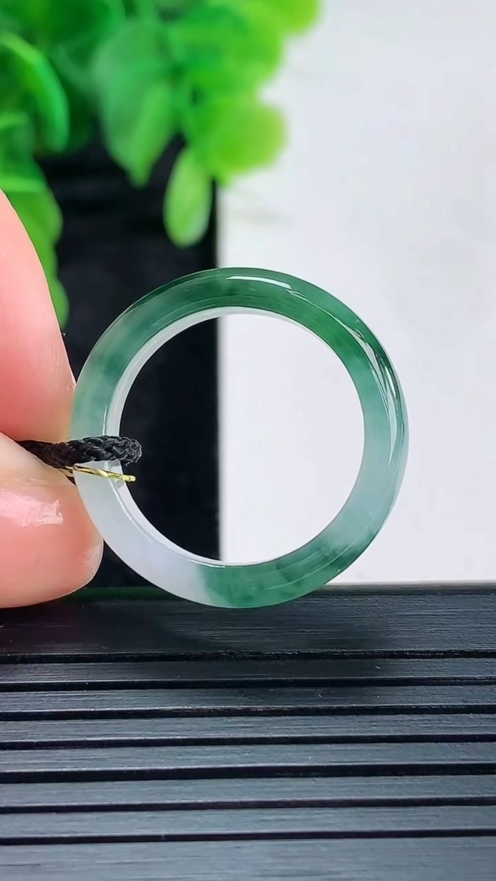 天然A货翡翠飘花指环戒指尺寸18.7-5-2.9重量:3.16g2026年4月16日
工厂直销收藏佳品,种好水足，色泽均匀，有种有色，上手高大气！