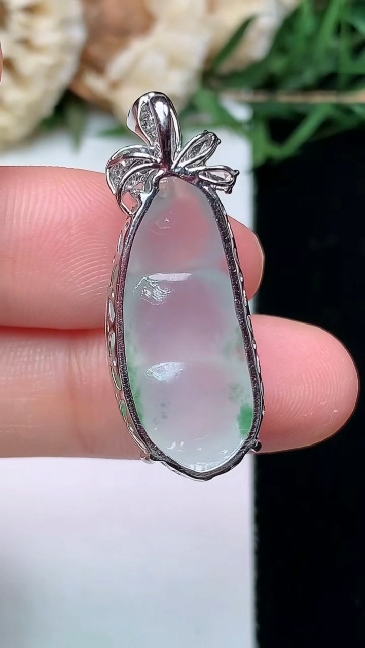 天然A货翡翠福豆吊坠，尺寸24.6-11.8-7.8，重量:4.00g
4月16日