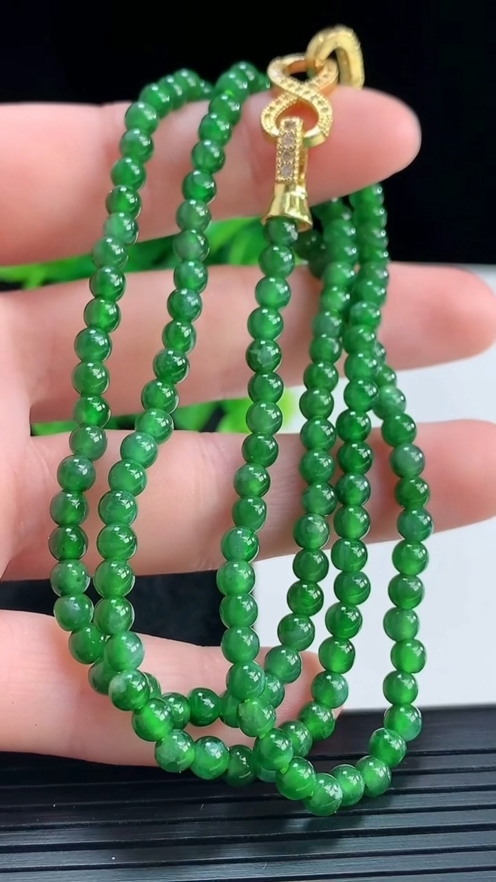 天然A货翡翠小米珠项链尺寸3.8重量:15.95g
4月16日