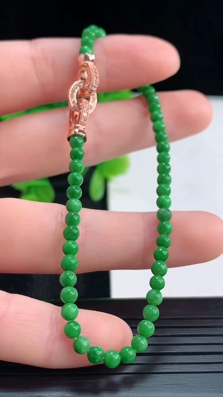 天然A货翡翠小米珠手串尺寸3.3重量:4.81g4月16日
工厂直销收藏佳品,种好水足，色泽均匀，有种有色，上手高大气！