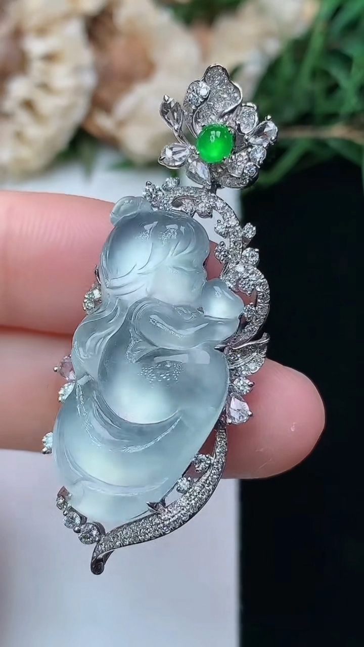 天然A货翡翠白冰花仙子吊坠，尺寸46.2-18.6-8.5，裸石28.3-13.8，重量:11.33g
4月16日