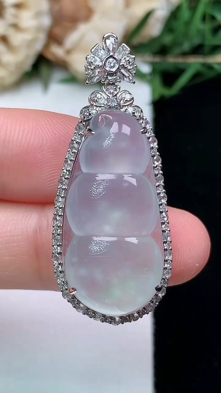 天然A货翡翠白冰福豆吊坠，尺寸38.9-16.2-10，裸石26.6-13，重量:5.85g
4月1