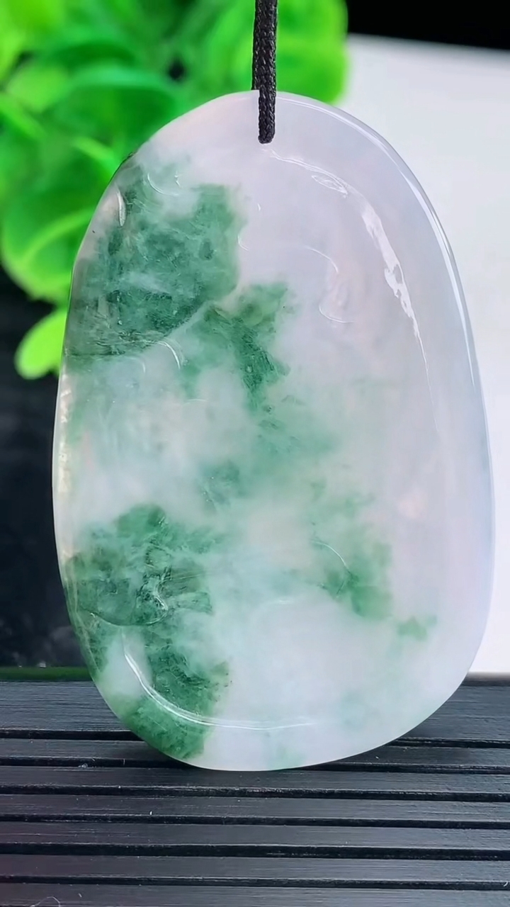 天然A货翡翠飘花千手观音吊坠尺寸49.6-32.7-3.6重量:13.73g
4月16日