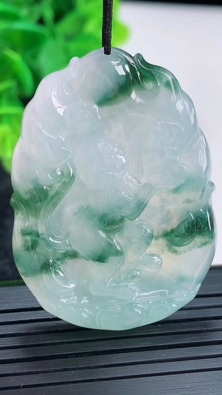 天然A货翡翠飘花生肖猴吊坠尺寸46.7-34.4-5.7重量:20.63g
4月16日