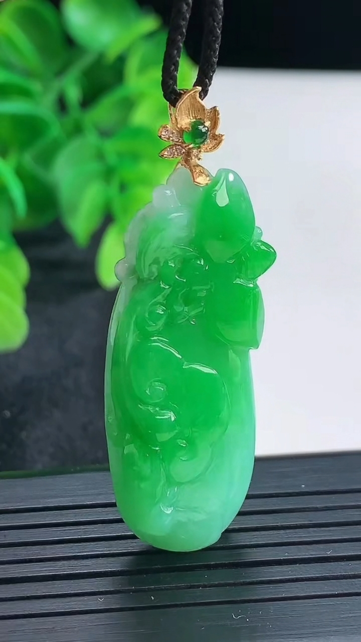 天然A货翡翠福瓜吊坠尺寸49.9-15.1-9.6重量:14.71g
4月16日