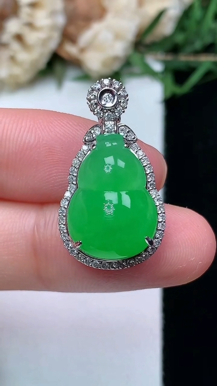 天然A货翡翠葫芦吊坠，尺寸24.9-14-10，裸石15.7-11.4，重量:3.91g
4月16日，重量:3.91g