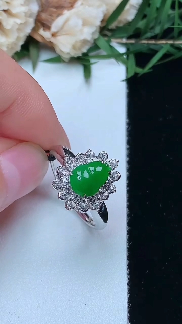 天然A货翡翠葫芦戒指，尺寸17.4-8.4-6，重量:3.52g2026年4月16日
工厂直销收藏佳品,种好水足，色泽均匀，有种有色，上手高大气！