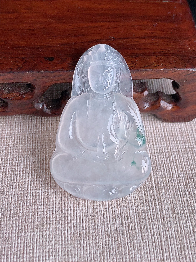 天然A货翡翠飘花观音吊坠 
尺寸45.5-29.5-3.8mm 重量9.00g 0415