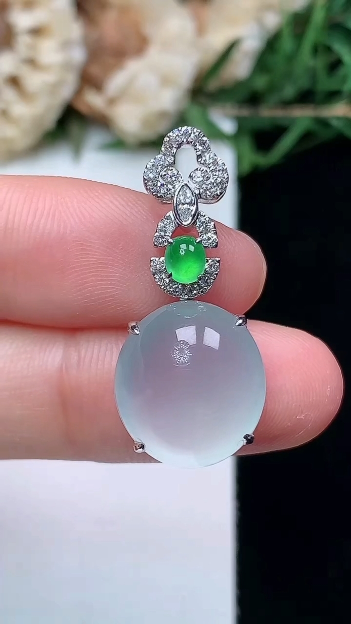 天然A货翡翠白冰蛋面吊坠，尺寸28.2-13.3-12.6-8，重量:3.66g
4月16日