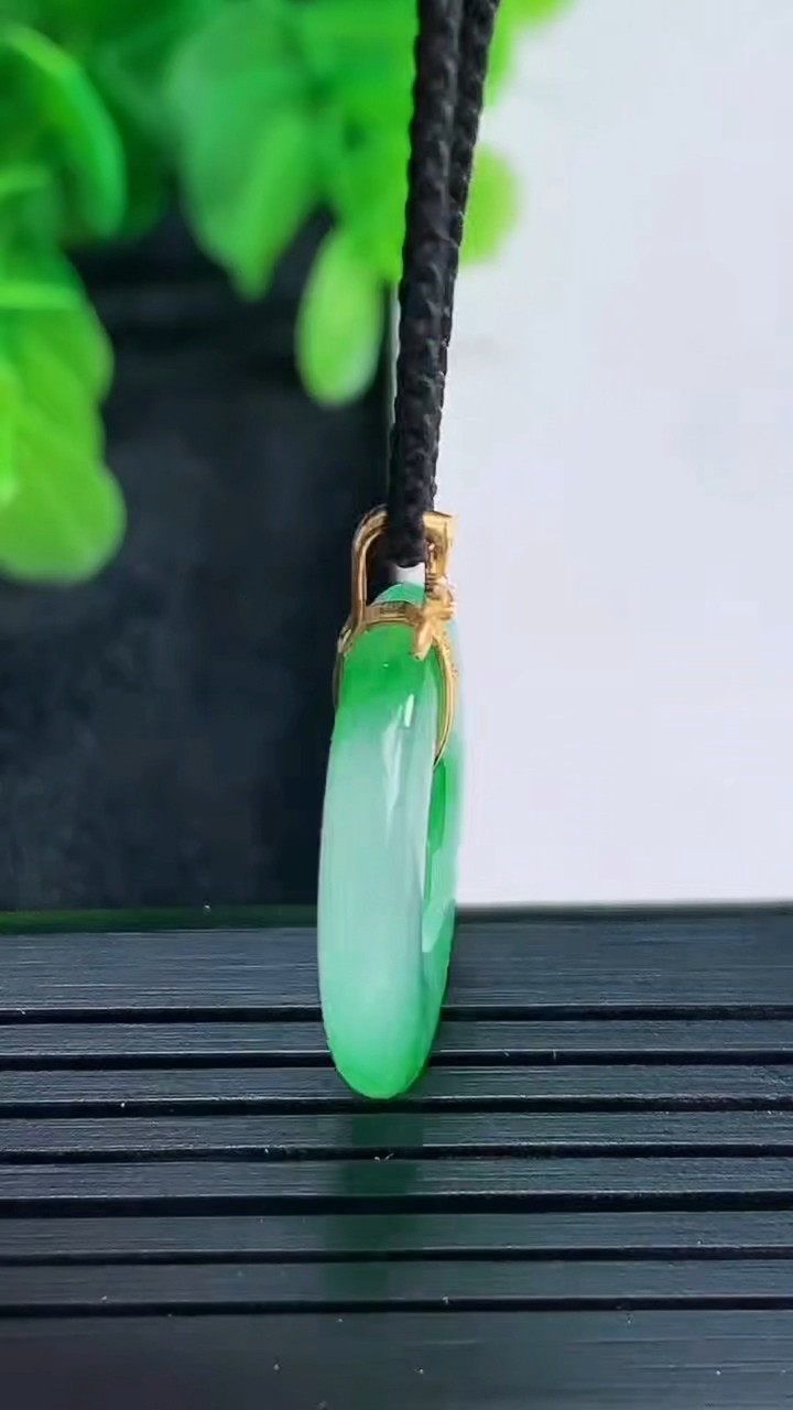 天然A货翡翠平安环吊坠尺寸25.1-20.4-3.7重量:3.28g
4月16日