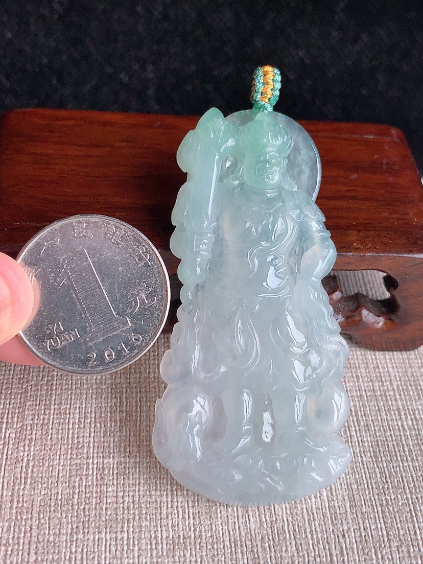 天然A货翡翠晴水不动明王吊坠 
尺寸63.8-31.6-5.5mm 重量22.29g 0415