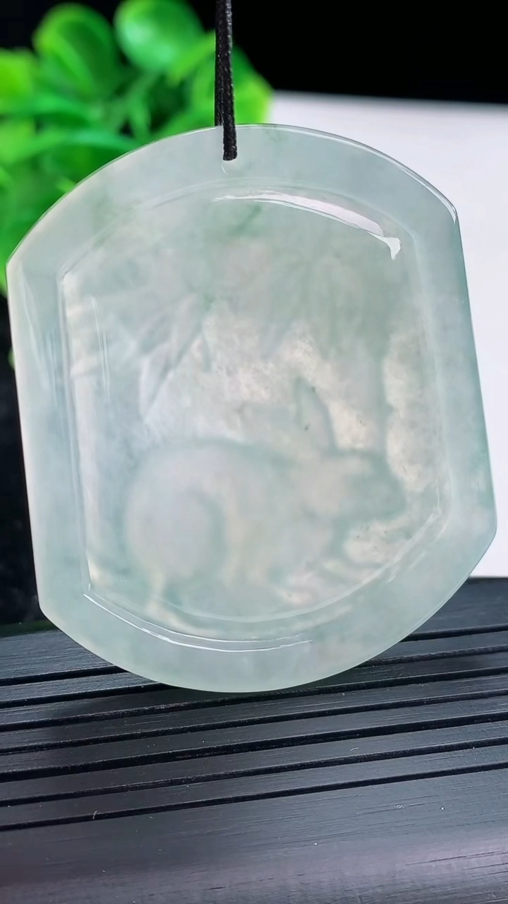 天然A货翡翠飘花生肖兔吊坠尺寸50.3-42.6-5.3重量:23.09g
4月16日