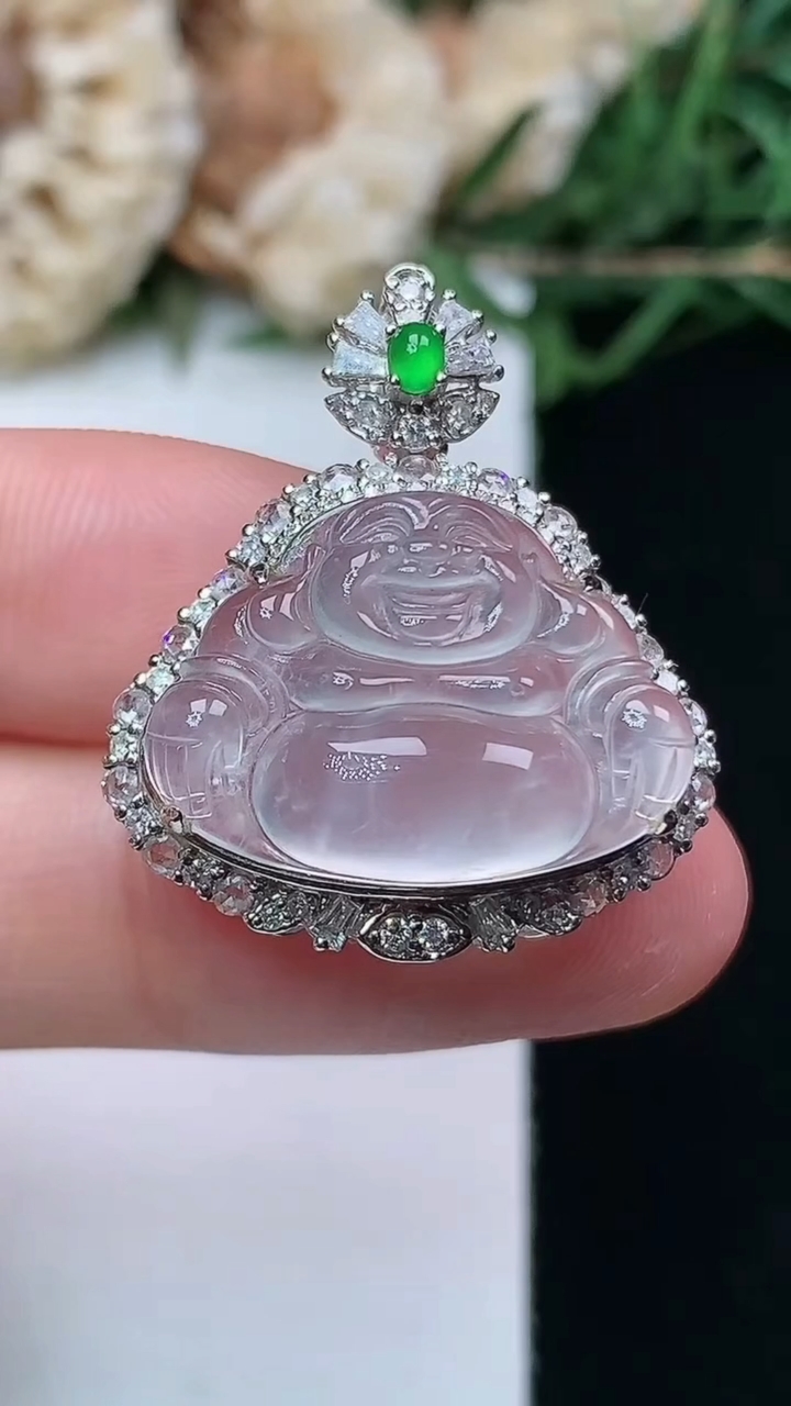 天然A货翡翠白冰佛公吊坠，尺寸27.3-23.6-12.2，裸石14.6-20，重量:5.45g
4